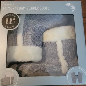 Womens size medium boot Slippers with bonus gloves